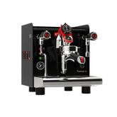 De NAU Classica navigeert je naar uitstekende koffie, waarbij je espressoshots handmatig kunt afmeten. Met een chronometer neemt de NAU Classica je mee op een reis naar nieuwe koffiehorizonnen. 
De meest compacte machine van Fiamma is de Nau 1-groep. Deze machine is ontworpen om in elke omgeving espresso’s te zetten, dankzij de interne watertank. Geschikt voor thuis, op kantoor, in de bar of in het restaurant. Met het traditionele warmtewisselaarsysteem en de E61-groep zet je gegarandeerd een espresso van